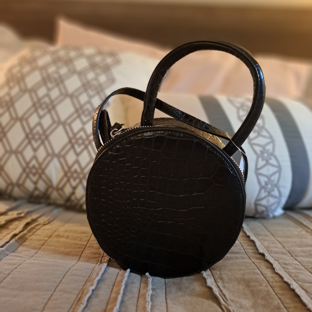 Black circle crossbody handbag